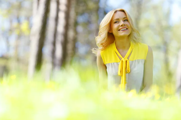 Frau sitzt auf Gras — Stockfoto