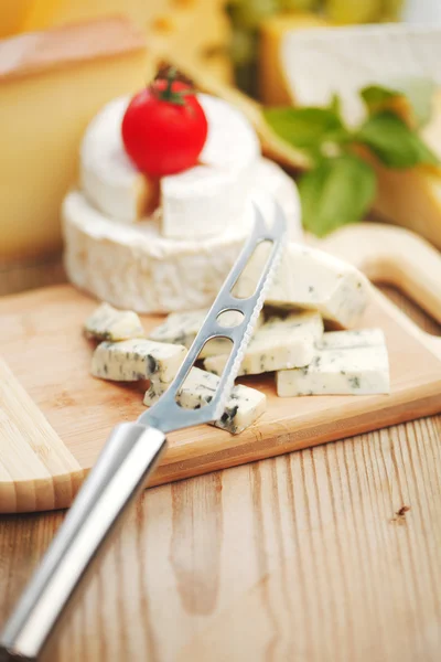 Queso con cuchillo de queso —  Fotos de Stock