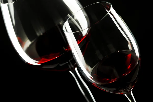 Silhouette en verre de vin rouge fond noir — Photo