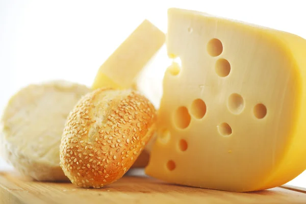 Queijo em uma mesa de madeira — Fotografia de Stock