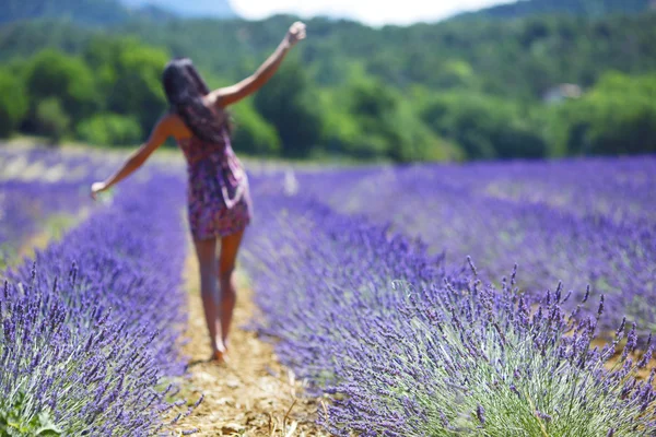 Femme debout sur un champ de lavande — Photo