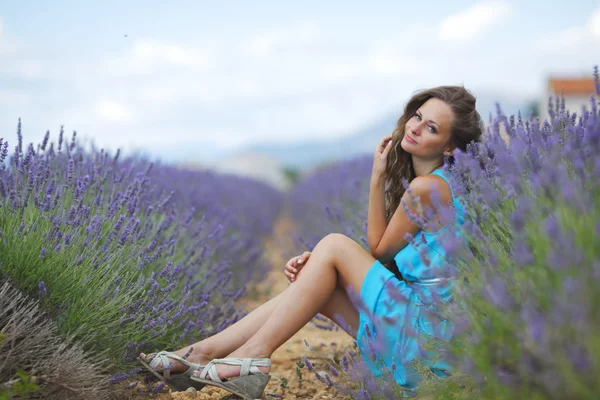 Frau sitzt auf einem Lavendelfeld — Stockfoto