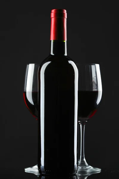 Silhouette en verre de vin rouge fond noir — Photo