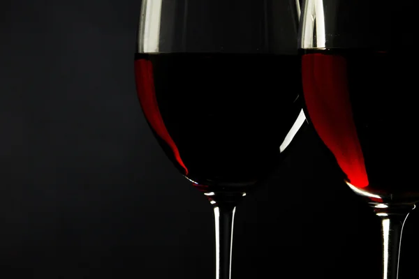 红葡萄酒杯剪影黑色背景 — 图库照片