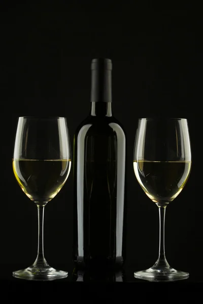 Sklenice na bílé víno silueta černé pozadí — Stock fotografie