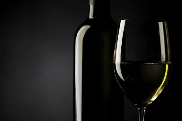 Silhueta de vidro de vinho branco fundo preto — Fotografia de Stock