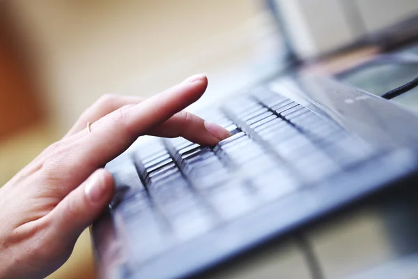 Trabajando en teclado — Foto de Stock