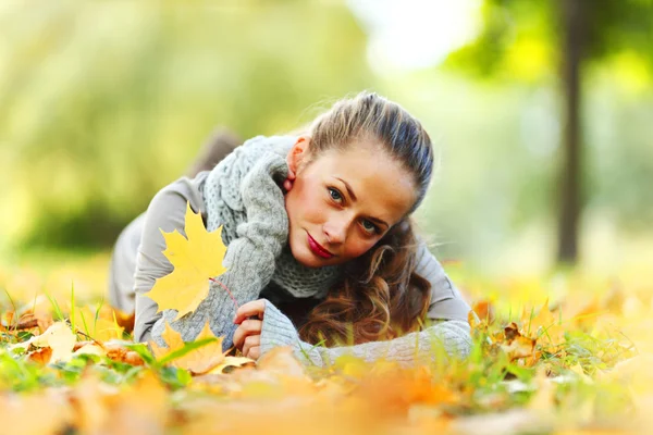 Portret femme en feuille d'automne Images De Stock Libres De Droits