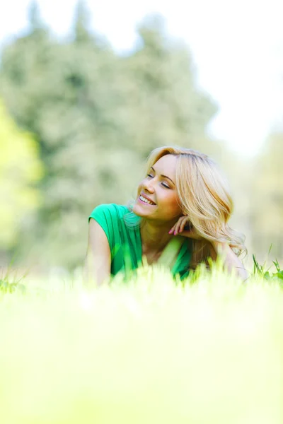 Femme couchée sur l'herbe — Photo