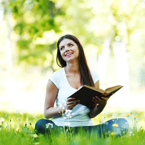 Woman reading book outdoors — Stock Photo, Image