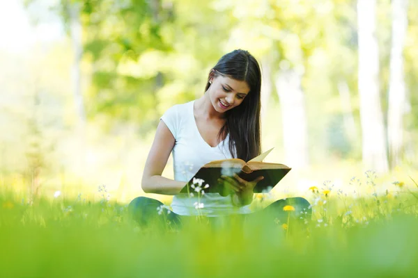 Mulher ler livro ao ar livre — Fotografia de Stock