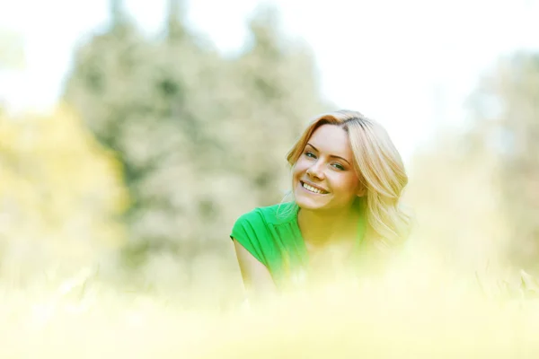 Vrouw liggend op gras — Stockfoto