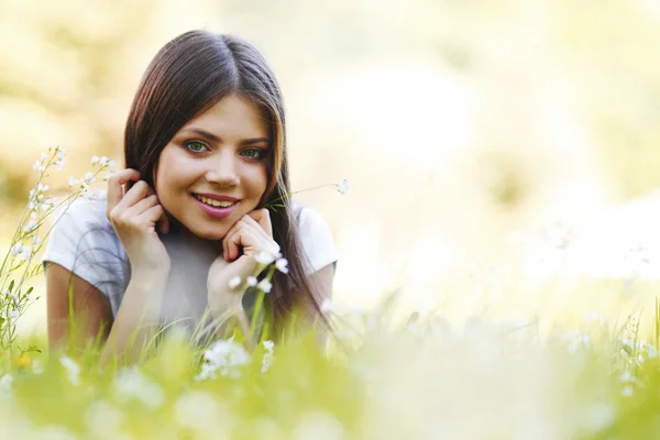 Vrouw liggend op gras — Stockfoto