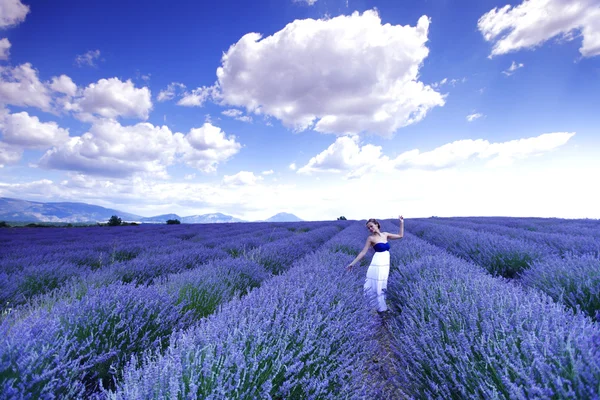 Frau auf Lavendelfeld — Stockfoto