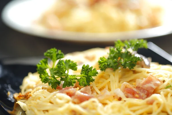 Spaghetti carbonara with fried bacon — Stock Photo, Image