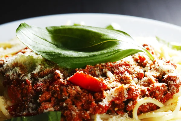 Spaghetti bolognese with basil — Stock Photo, Image