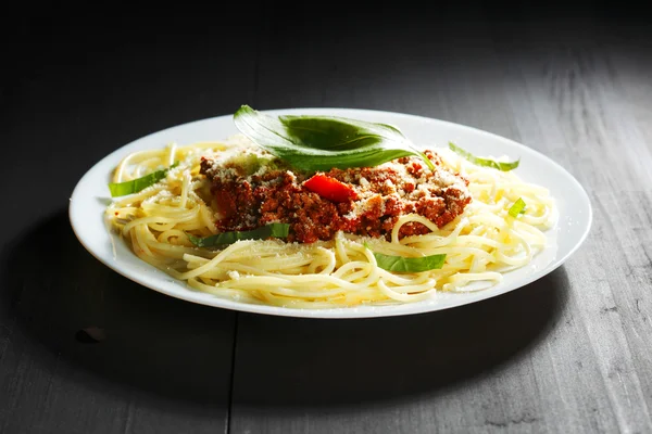 Spaghetti bolognese z bazylią — Zdjęcie stockowe