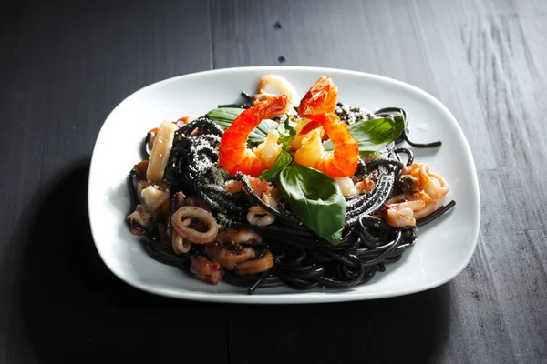 黒スパゲティと魚介類 — ストック写真
