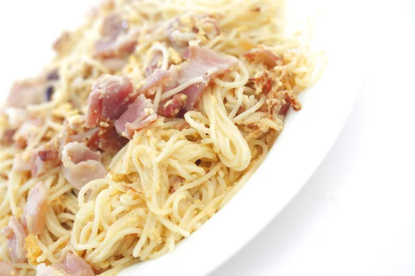 Carbonara de espaguete com bacon frito — Fotografia de Stock