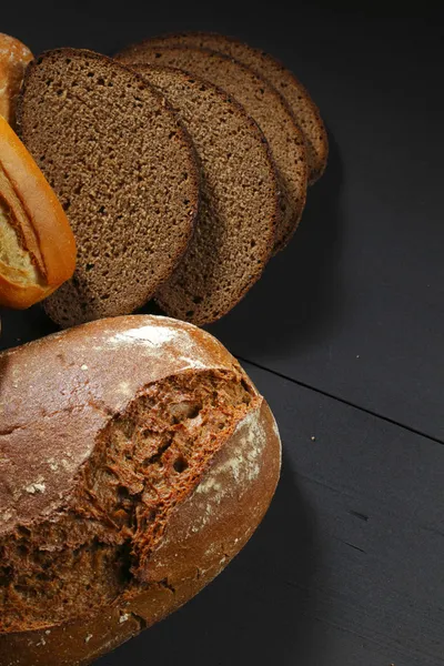 Διάφορες φέτες ψωμί στο τραπέζι — Φωτογραφία Αρχείου