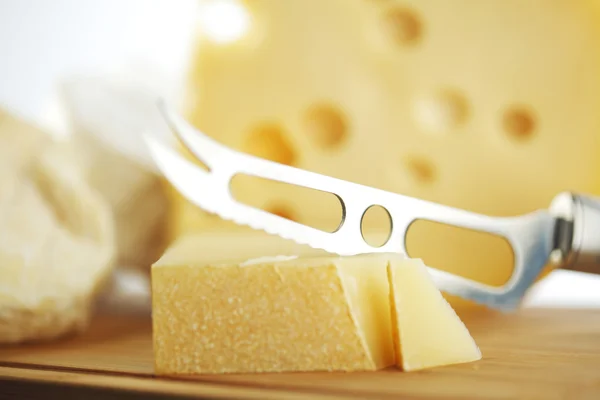 Käse mit einem Käsemesser — Stockfoto