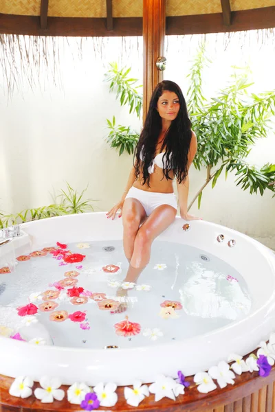 Jolie femme relaxante dans le jacuzzi — Photo