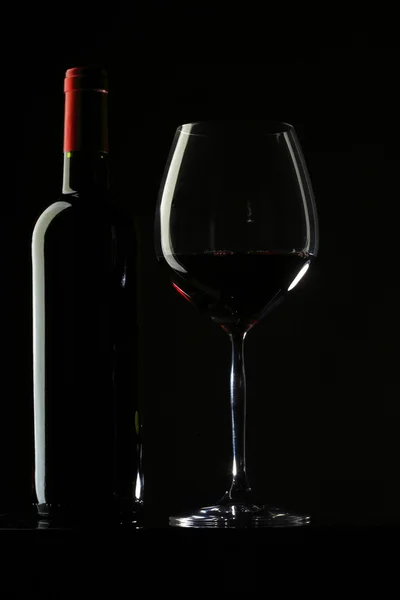 Silueta de cristal de vino tinto Fondo negro — Foto de Stock