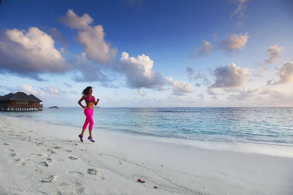 Kvinna som springer på stranden — Stockfoto