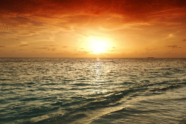 Zonsondergang op het strand — Stockfoto