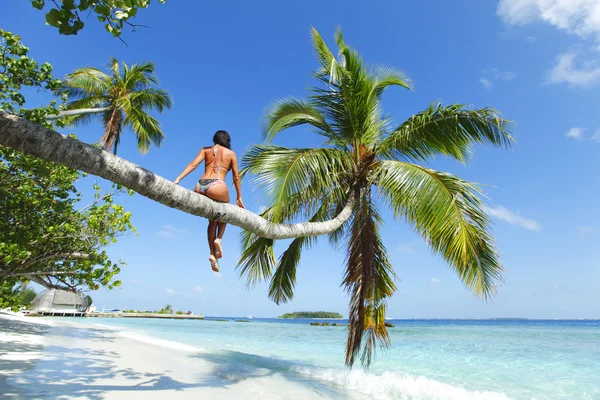 Vrouw op palm op zee achtergrondgeluid — Stockfoto