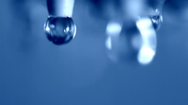 Macro gros plan bleu gouttes d'eau tombantes — Video