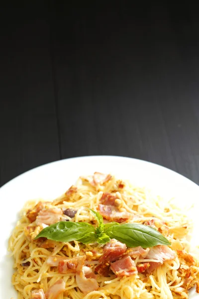 Carbonara de espaguete com bacon frito — Fotografia de Stock