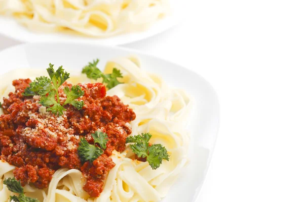 Тарелки со спагетти болоньезе — стоковое фото