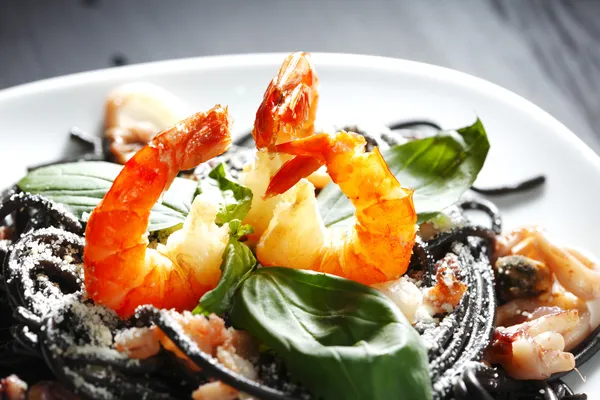 Espaguete preto com frutos do mar — Fotografia de Stock