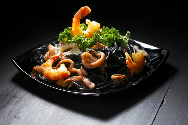 Black spaghetti with seafood — Stock Photo, Image