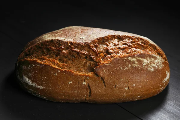 Pane nero intero sul tavolo — Foto Stock