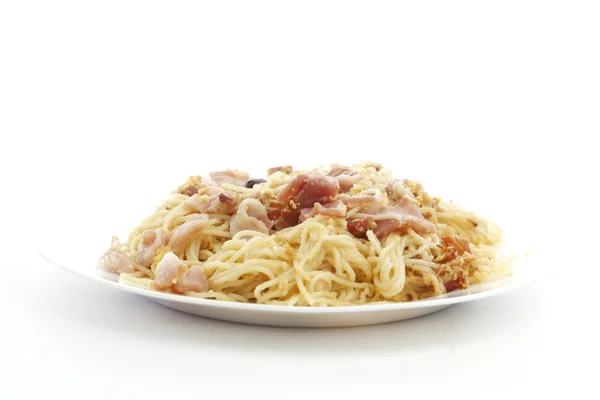 Carbonara de espaguete com bacon frito — Fotografia de Stock