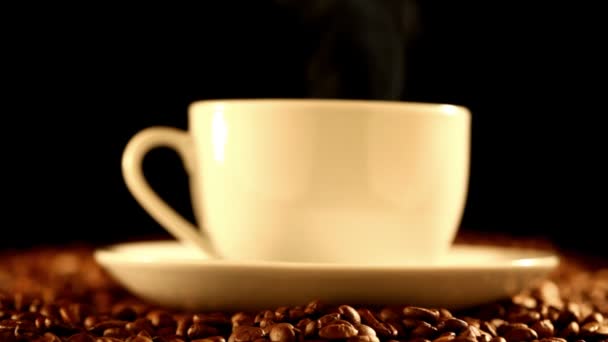 Taza caliente de café sobre fondo negro — Vídeo de stock