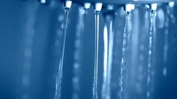 Niebieski spadające krople wody makra makro — Wideo stockowe