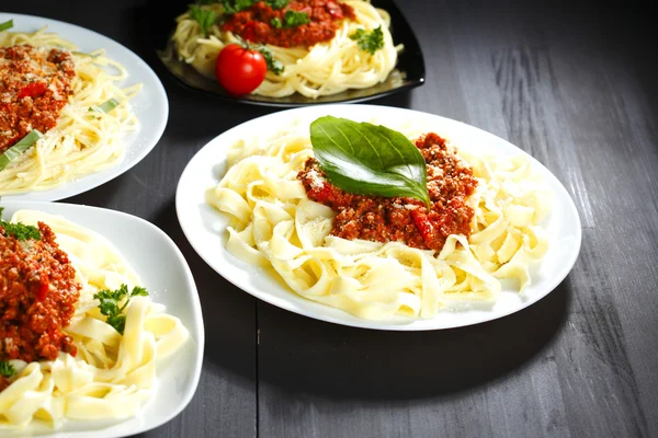 Spaghetti bolognese z bazylią — Zdjęcie stockowe