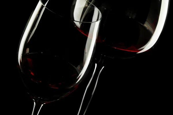 Silhouette en verre de vin rouge fond noir — Photo