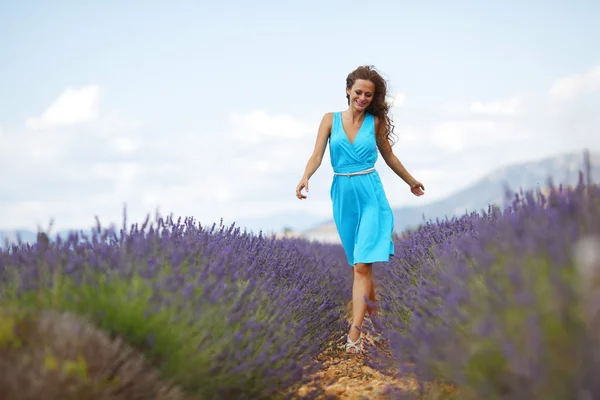 Frau auf einem Lavendelfeld — Stockfoto