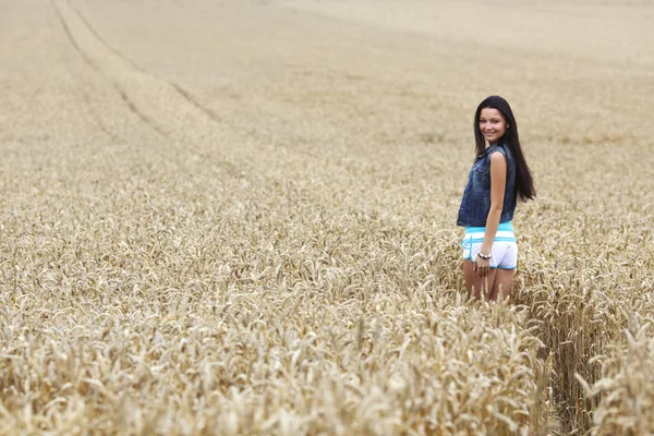 Donna sul campo di grano — Foto Stock