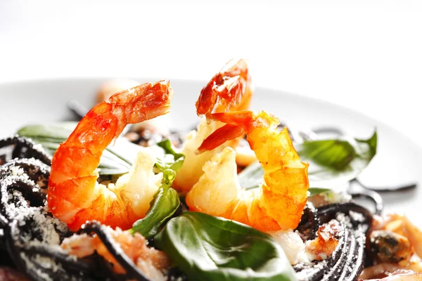 Spaghetti neri con frutti di mare — Foto Stock