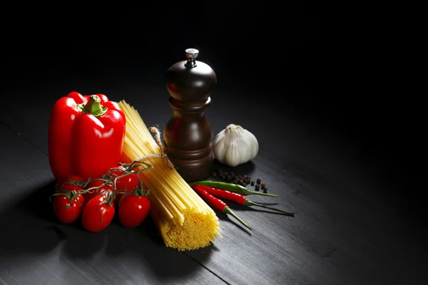 Ingredientes de pasta en mesa negra —  Fotos de Stock