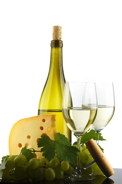 Bottiglia con vino bianco e bicchiere e uva — Foto Stock