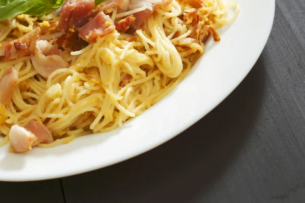 Spagetti carbonara sült szalonnával — Stock Fotó