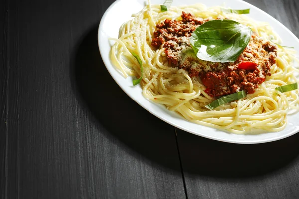 Spaghetti bolognese z bazylią — Zdjęcie stockowe