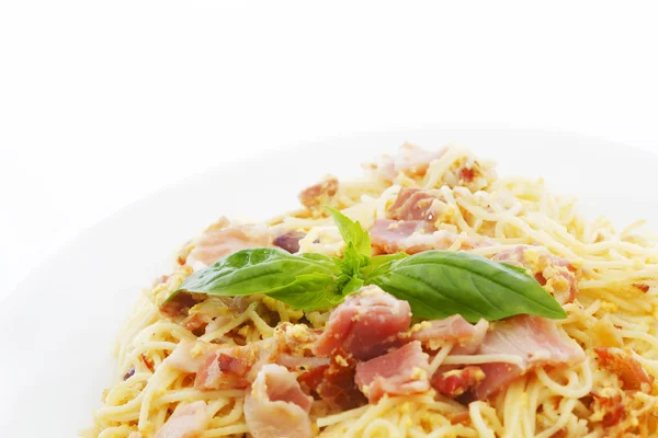 Carbonara de espaguete com bacon frito — Fotografia de Stock