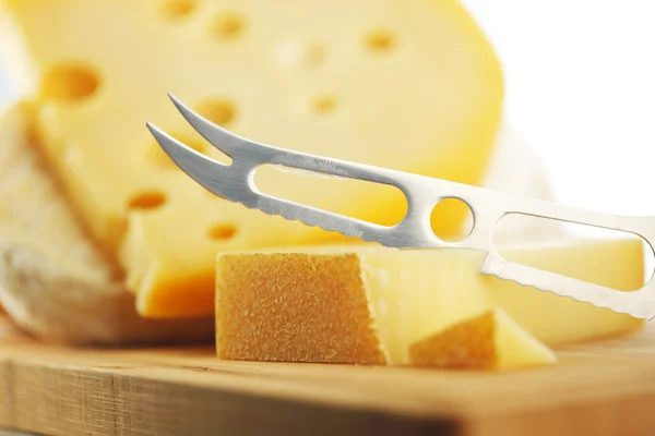 Käse mit einem Käsemesser — Stockfoto